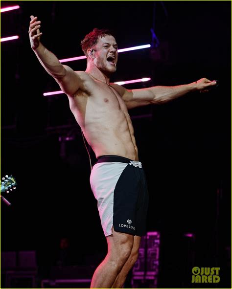 Imagine Dragons Dan Reynolds Goes Shirtless,。